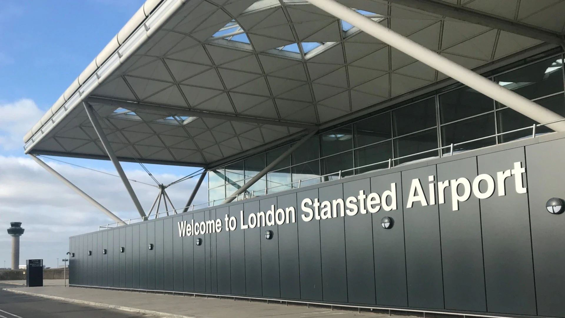 Stansted Airport chauffeur transfer for travellers from Milton Keynes