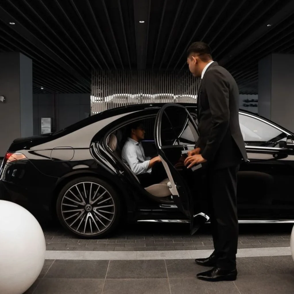 Luxury private airport transfer vehicle in Milton Keynes available 24/7